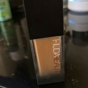 Huda beauty FAUX luminous Matte in the shade tres leches 320 G